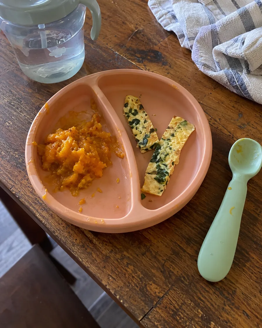 Plato dividido con puré de calabaza y tiras de tortilla de huevo con espinaca