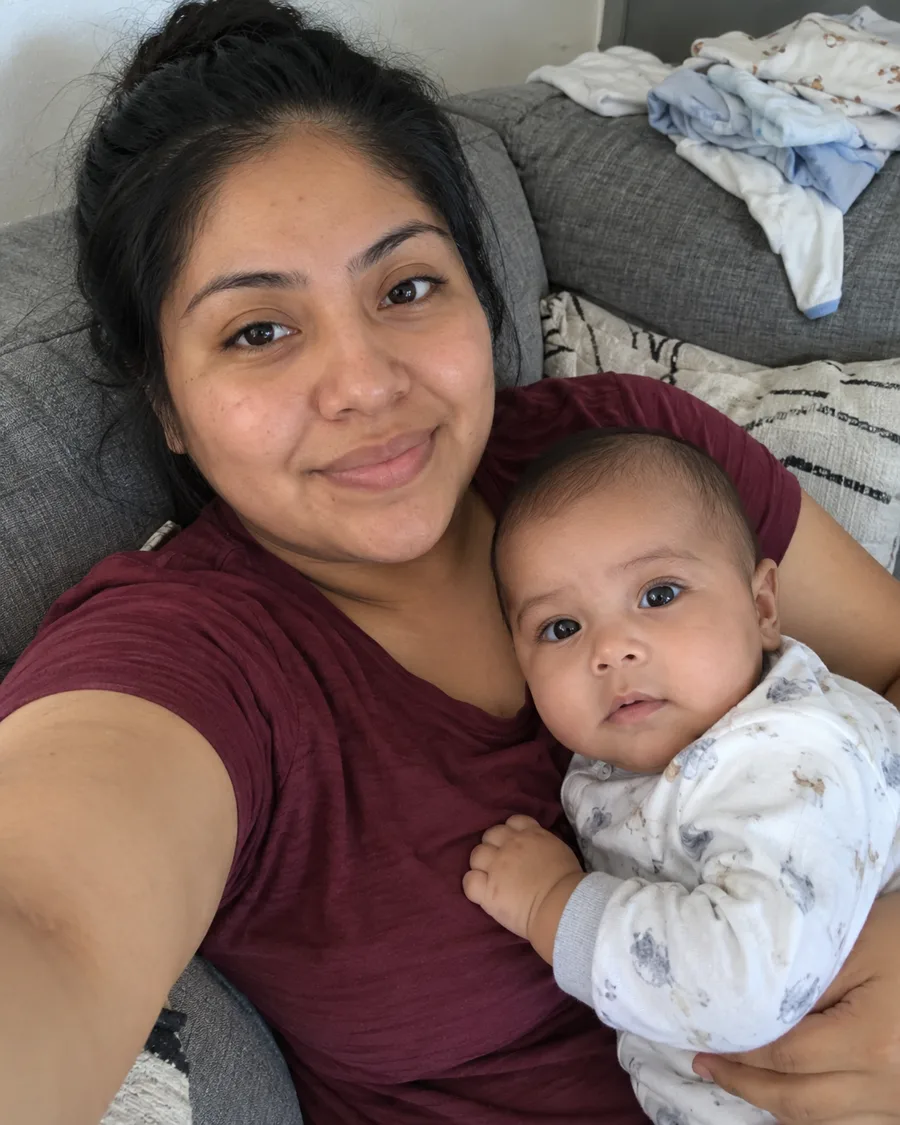 Mamá en el sillón con su bebé de unos seis meses