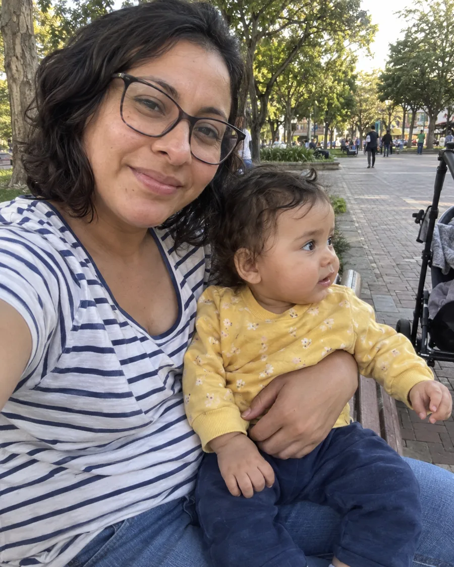 Mamá con su bebé en una plaza
